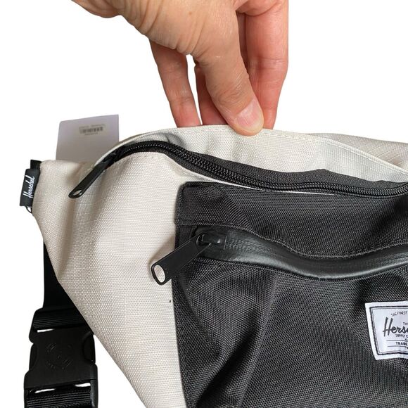Herschel Supply Seventeen Hip Bag White Black Pockets Travel Lightweight - Picture 5 of 8